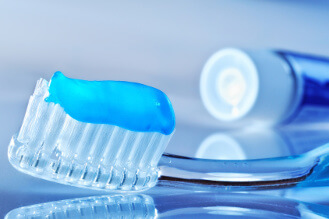 Zahnbürste mit Zahnpasta: Die Basis der Zahnpflege und Mundpflege.