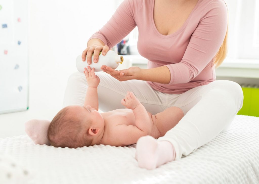 Babyöl: Wie Sie die für Ihr Baby geeignete Pflege finden