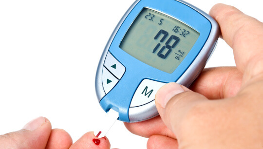 Messung des Blutzuckerwerts mit Blutzuckermessgerät und Diabetes-Teststreifen 